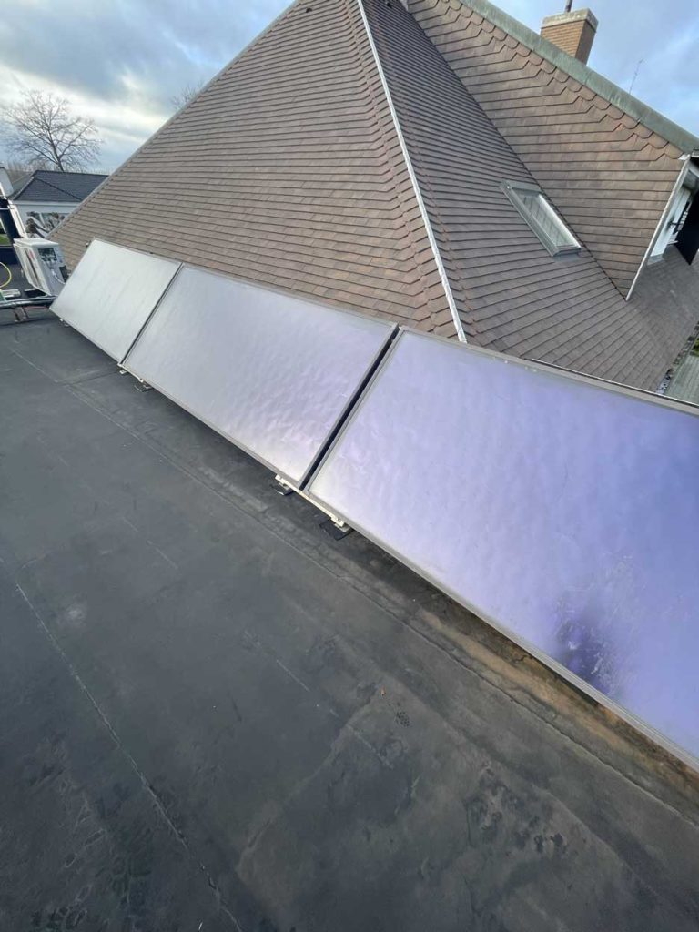 Gemonteerde zonneboiler installatie op een plat dak